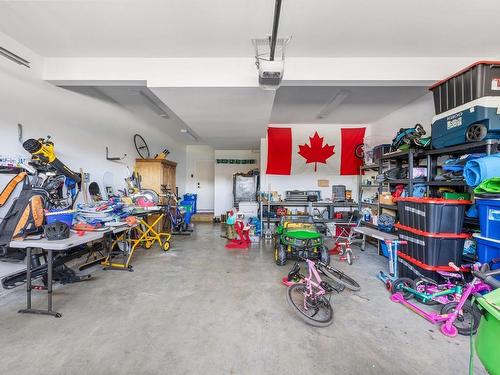 872 Prestwick Pl, Courtenay, BC - Indoor Photo Showing Garage