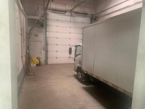 Shipping (door/dock) - 12095 Rue Cousineau, Montréal (Ahuntsic-Cartierville), QC - Indoor Photo Showing Garage