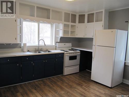 303 3Rd Avenue W, Watrous, SK - Indoor Photo Showing Kitchen With Double Sink