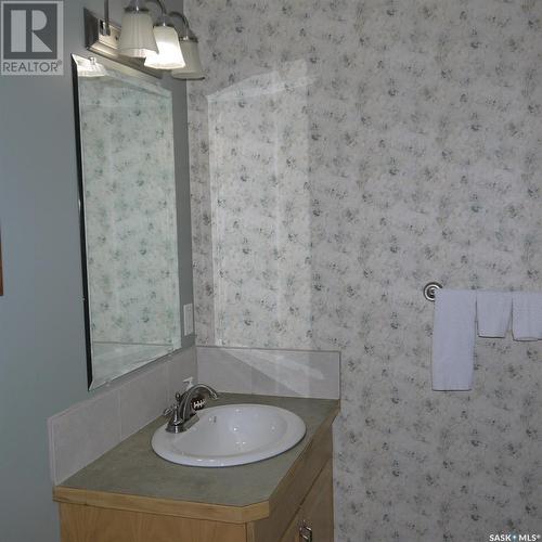6 4Th Avenue Sw, Weyburn, SK - Indoor Photo Showing Bathroom