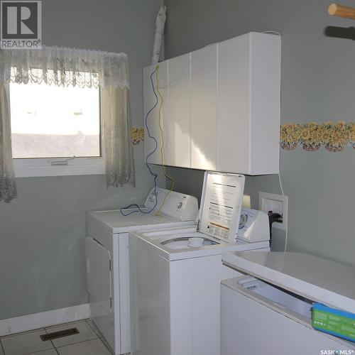 6 4Th Avenue Sw, Weyburn, SK - Indoor Photo Showing Laundry Room