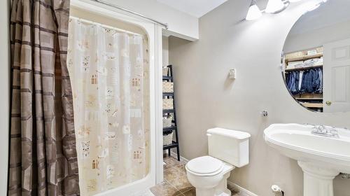 4935 Highway 93, Radium Hot Springs, BC - Indoor Photo Showing Bathroom