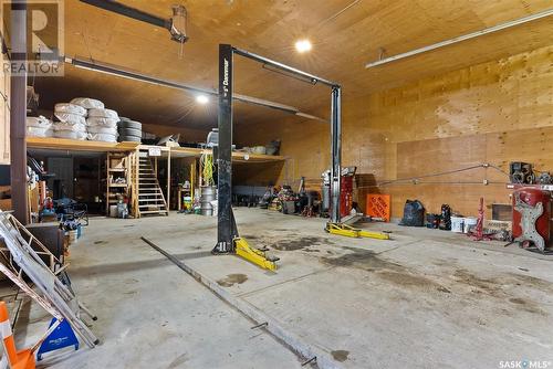 Hollinger & Lewis Regina/Lumsden Commuter Acreage, Lumsden Rm No. 189, SK - Indoor Photo Showing Garage