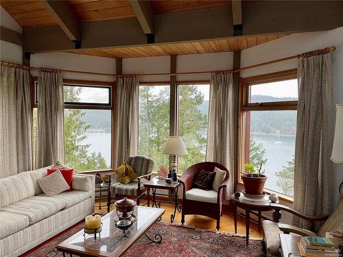 5718 Canal Rd, Pender Island, BC - Indoor Photo Showing Living Room