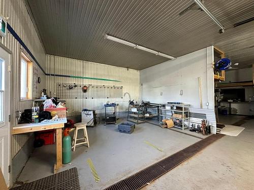 IntÃ©rieur - 1303 Av. Painchaud, La Pocatière, QC - Indoor Photo Showing Garage