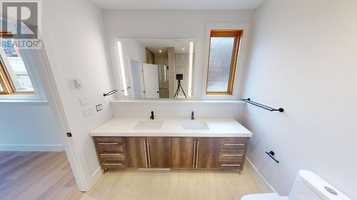 7291 Prospector Avenue Unit# 401, Radium Hot Springs, BC - Indoor Photo Showing Bathroom