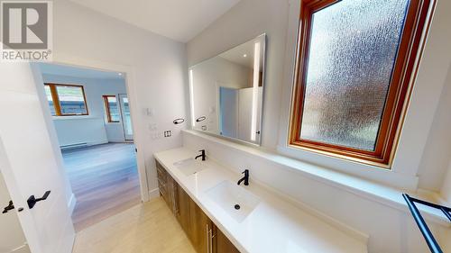 7291 Prospector Avenue Unit# 401, Radium Hot Springs, BC - Indoor Photo Showing Bathroom