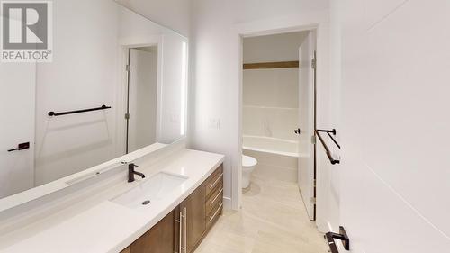 7291 Prospector Avenue Unit# 401, Radium Hot Springs, BC - Indoor Photo Showing Bathroom