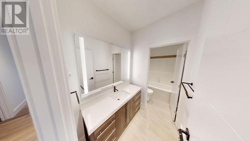 7291 Prospector Avenue Unit# 401, Radium Hot Springs, BC - Indoor Photo Showing Bathroom