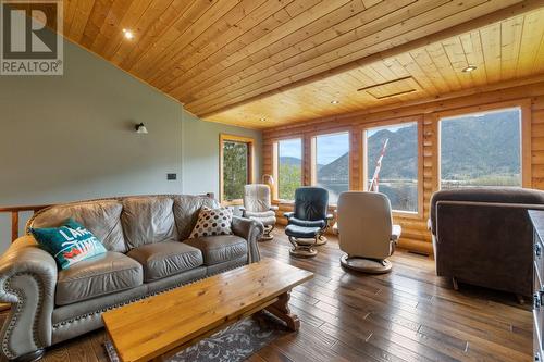 1 Old Sicamous Road, Sicamous, BC - Indoor Photo Showing Living Room