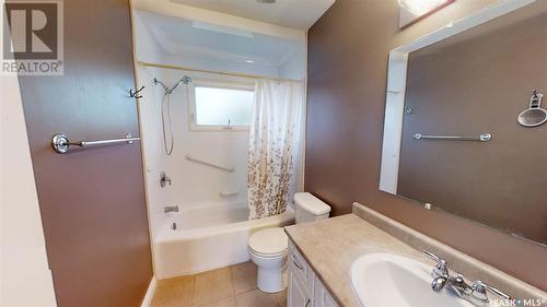 19 King Drive, Kindersley, SK - Indoor Photo Showing Bathroom