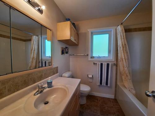 5106 Squilax-Anglemont Road, Celista, BC - Indoor Photo Showing Bathroom