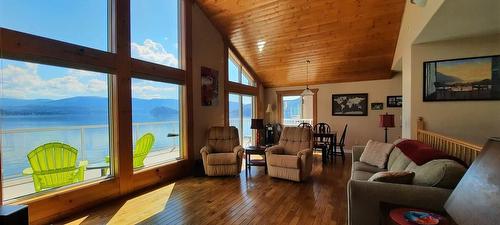 5106 Squilax-Anglemont Road, Celista, BC - Indoor Photo Showing Living Room
