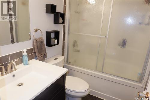 15 H Avenue, Willow Bunch, SK - Indoor Photo Showing Bathroom