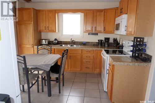 15 H Avenue, Willow Bunch, SK - Indoor Photo Showing Kitchen With Double Sink
