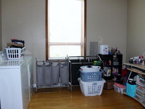 303 River Ave, Rainy River, ON - Indoor Photo Showing Laundry Room
