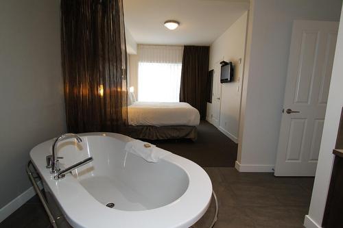 103 - 400 Stemwinder Drive, Kimberley, BC - Indoor Photo Showing Bathroom