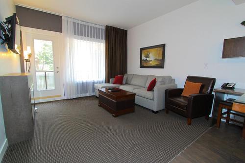 103 - 400 Stemwinder Drive, Kimberley, BC - Indoor Photo Showing Living Room