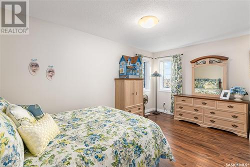 2 533 4Th Avenue Ne, Swift Current, SK - Indoor Photo Showing Bedroom