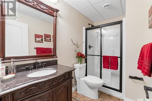 2 533 4Th Avenue Ne, Swift Current, SK - Indoor Photo Showing Bathroom