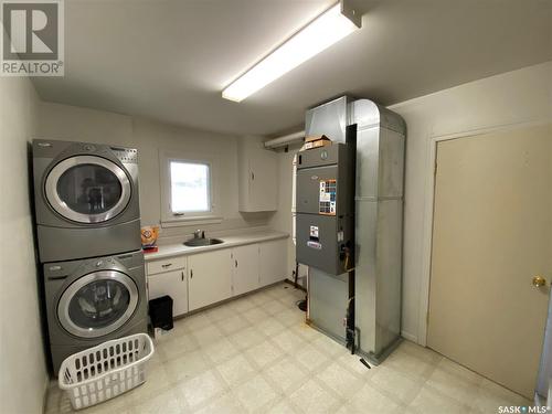 210 Railway Avenue W, Kindersley, SK - Indoor Photo Showing Laundry Room