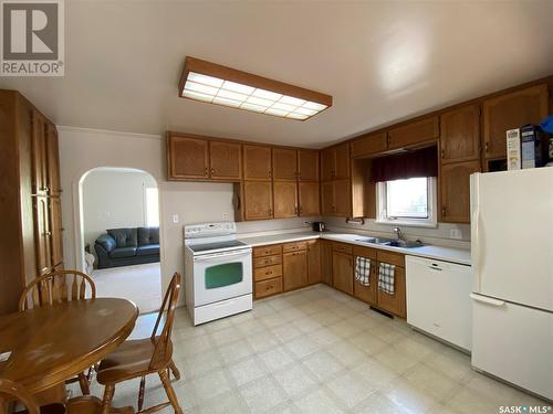 210 Railway Avenue W, Kindersley, SK - Indoor Photo Showing Kitchen With Double Sink