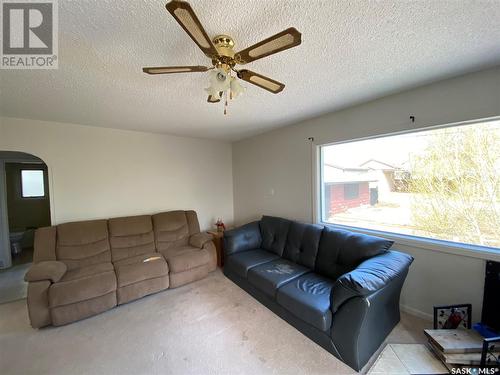 210 Railway Avenue W, Kindersley, SK - Indoor Photo Showing Living Room