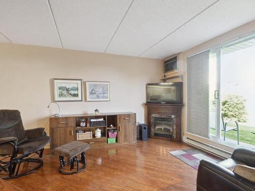 Salon - 102-800 Boul. De Montarville, Boucherville, QC - Indoor Photo Showing Living Room With Fireplace