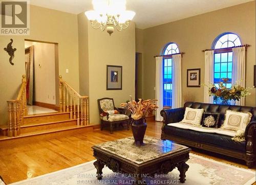 2707 Niagara River Pkwy W, Fort Erie, ON - Indoor Photo Showing Living Room