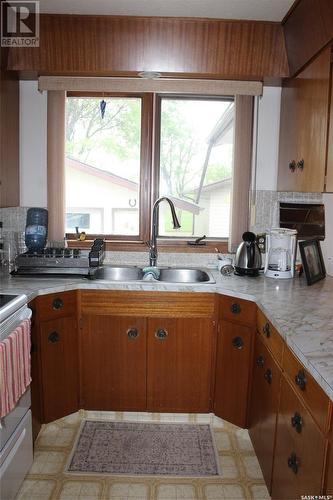 542 6Th Avenue W, Shaunavon, SK - Indoor Photo Showing Kitchen With Double Sink