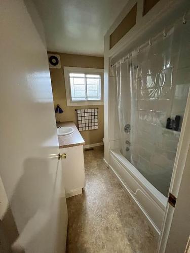 864 Lawson Avenue, Kelowna, BC - Indoor Photo Showing Bathroom
