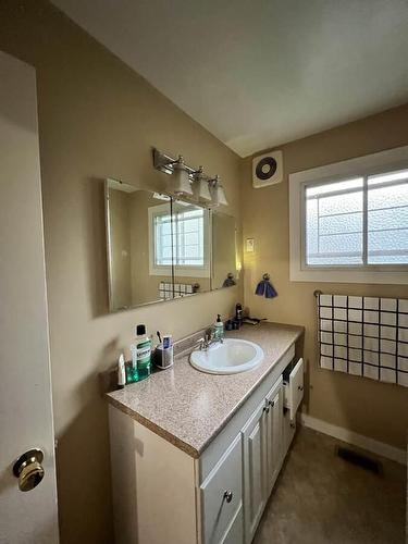 864 Lawson Avenue, Kelowna, BC - Indoor Photo Showing Bathroom