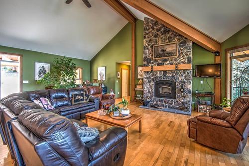 17142 Commonage Road, Lake Country, BC - Indoor Photo Showing Living Room With Fireplace