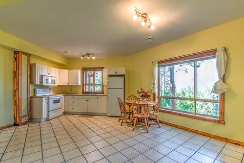 17142 Commonage Road, Lake Country, BC - Indoor Photo Showing Kitchen