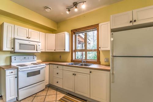 17142 Commonage Road, Lake Country, BC - Indoor Photo Showing Kitchen With Double Sink