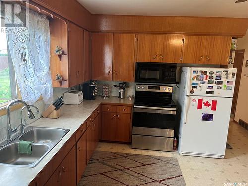 616 Maple Street, Esterhazy, SK - Indoor Photo Showing Kitchen With Double Sink