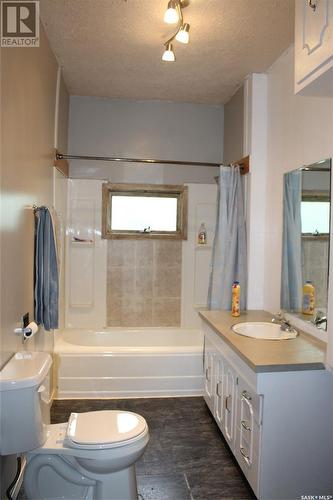619 2Nd Street E, Shaunavon, SK - Indoor Photo Showing Bathroom