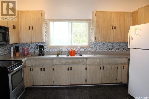 619 2Nd Street E, Shaunavon, SK - Indoor Photo Showing Kitchen With Double Sink