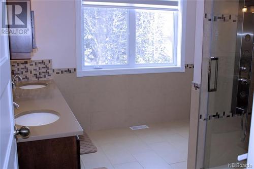 74 Mgr Lacroix Avenue, Edmundston, NB - Indoor Photo Showing Bathroom