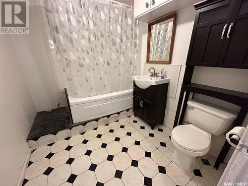 1805 2Nd Street, Estevan, SK - Indoor Photo Showing Bathroom