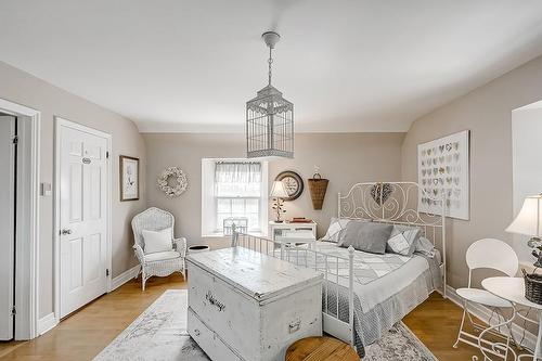 548 Campbellville Road, Flamborough, ON - Indoor Photo Showing Bedroom