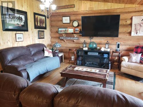 2033 Hwy 29, Moberly Lake, BC - Indoor Photo Showing Living Room