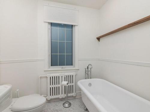 Bathroom - 443 Rue Fairfield, Longueuil (Greenfield Park), QC - Indoor Photo Showing Bathroom