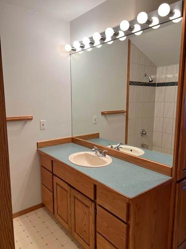 2719 Davidson Road, Shoreacres, BC - Indoor Photo Showing Bathroom