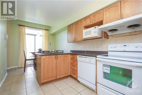 Clean White appliances - 194 Lilibet Crescent, Ottawa, ON - Indoor Photo Showing Kitchen