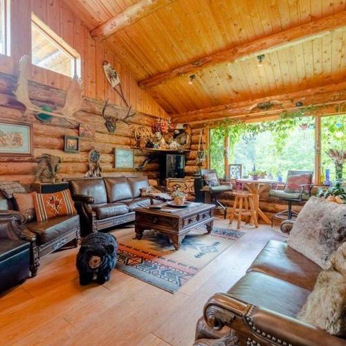 6542 Morrissey Road, Elk Valley, BC - Indoor Photo Showing Living Room