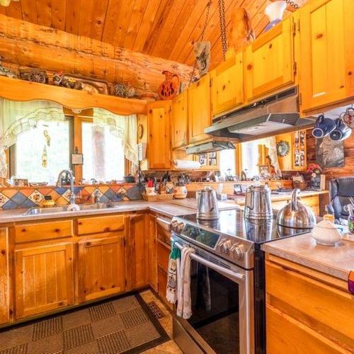 6542 Morrissey Road, Elk Valley, BC - Indoor Photo Showing Kitchen With Double Sink