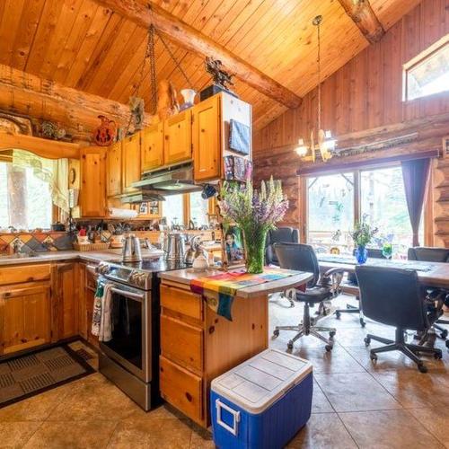 6542 Morrissey Road, Elk Valley, BC - Indoor Photo Showing Kitchen