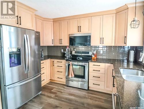 346 Walsh Trail, Swift Current, SK - Indoor Photo Showing Kitchen With Stainless Steel Kitchen With Double Sink