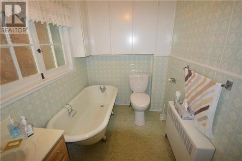 501 Moore Street, Renfrew, ON - Indoor Photo Showing Bathroom